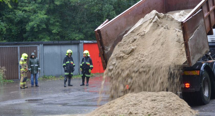 Walczą z podtopieniami. Zalana okolica Kaczej
