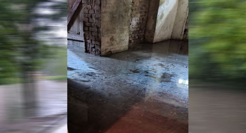 Przyjechali wypompować wodę z niesprawną pompą