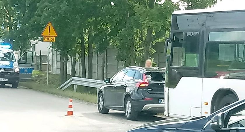Autobus 672 najechał na Volvo