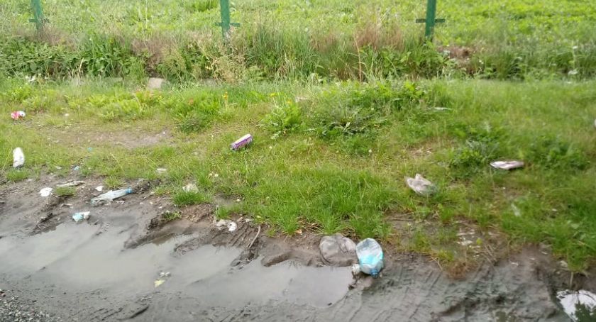 Kto posprząta? Zainstalowane kosze załatwiłyby sprawę?