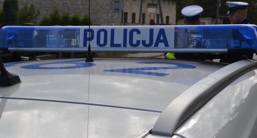 Kierowca był tak pijany, że nie umiał ustać na nogach