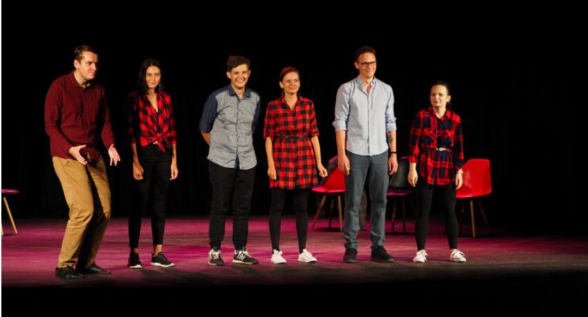 Grupa Bez Puenty Impro w zabawnym spektaklu