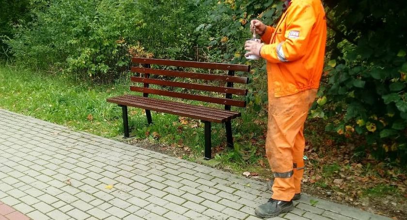 Kolejne ławeczki odnowione
