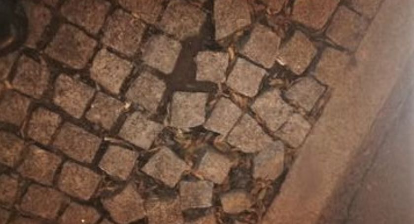 Brzezinka: z parkingu wypadają kostki