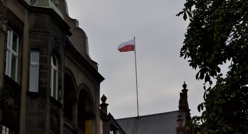Wymienili brudną flagę na nową