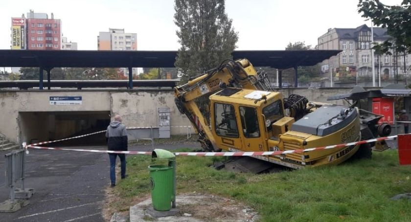 Pod koparką zapadła się ziemia. Tajemnicze odkrycie przy dworcu PKP