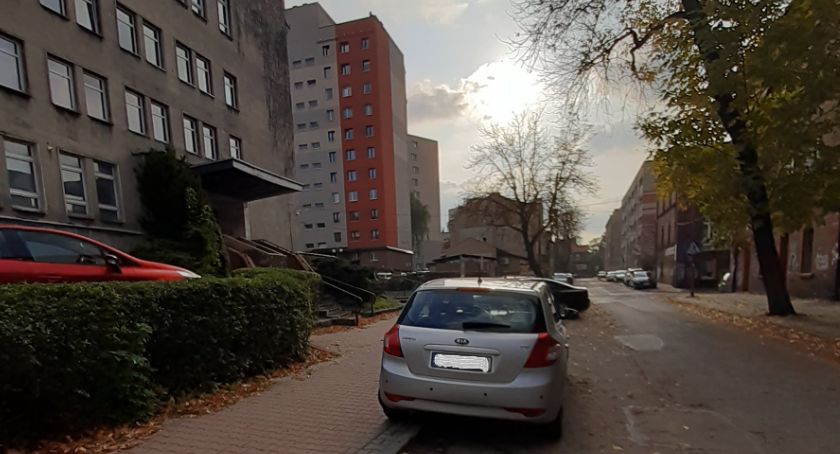 Bezprawnie pobierają opłatę parkingową za postój na gminnej działce?
