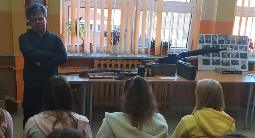 Wystawa i prelekcja o powstaniach śląskich w Szkole Podstawowej nr 4