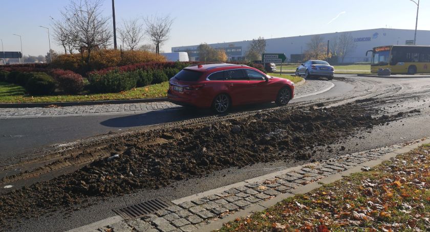 Na rondzie w Kosztowach ciężarówka zgubiła śmierdzący ładunek