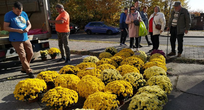 Przed dniem Wszystkich Świętych duży ruch na stoiskach z kwiatami i zniczami