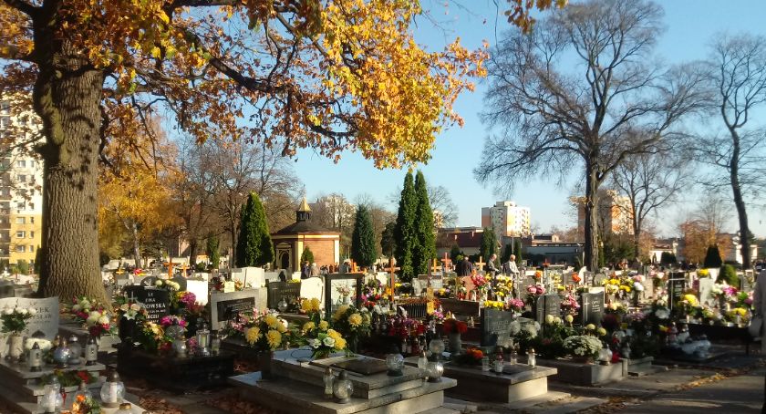 Dzisiaj Wszystkich Świętych – odwiedzamy cmentarze i palimy znicze pamięci