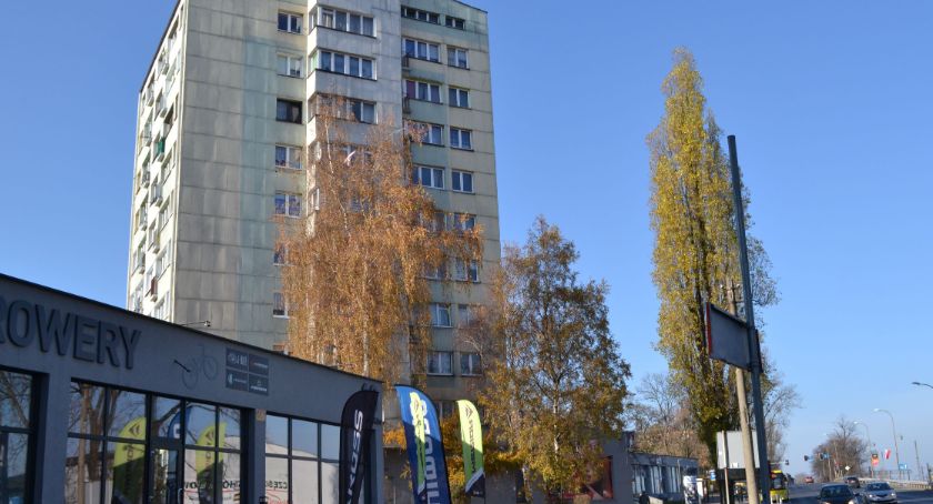 Mężczyzna wypadł z okna wieżowca, zginął na miejscu