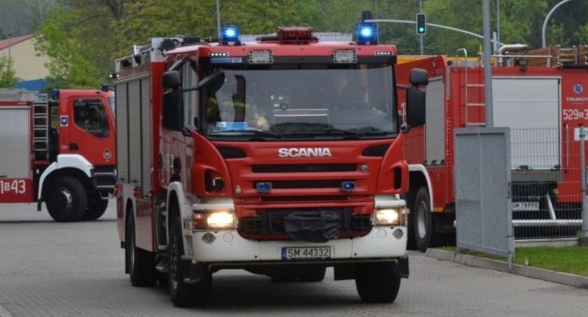 Pożar mieszkania przy ul. Nowowiejskiego. Jedna osoba jest poszkodowana