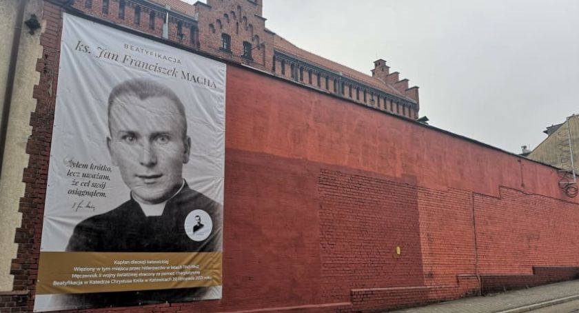 Ks. Jan Macha był więziony w Mysłowicach. Przypomina o tym banner na murze aresztu