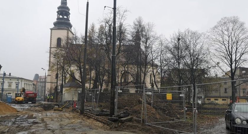 Plac przy ul. Starokościelnej się zmienia. Będą nowe alejki, miejsca postojowe i zieleń