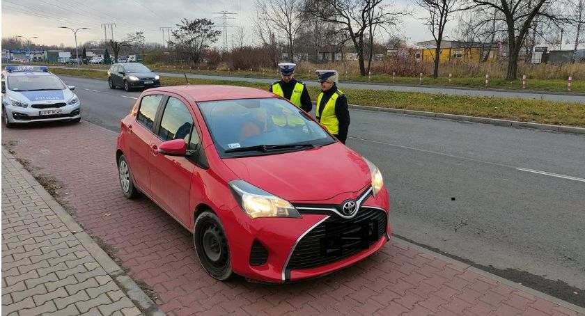 Policjanci przypominali kierowcom, żeby trzymali się prawego pasa