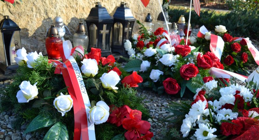 Czcić miejsca pamięci i rocznice? Tak, tylko stosownie do rodzaju święta