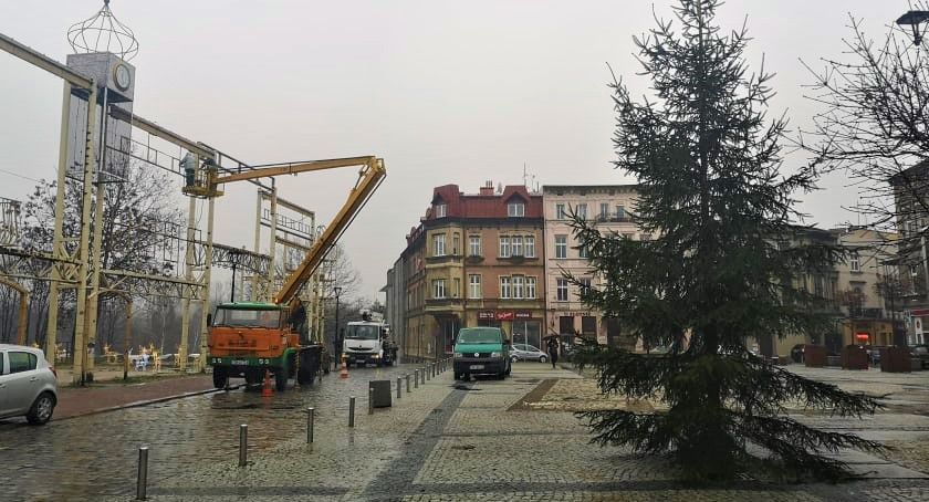 Na Rynku stanęła choinka, a w Kosztowach rozświetlą bożonarodzeniowe drzewko