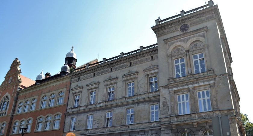 Prawą ręką do lewego ucha