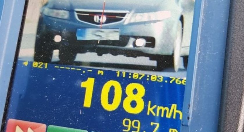 Pędzili setką na ul. 3 Maja. Stracili prawo jazdy