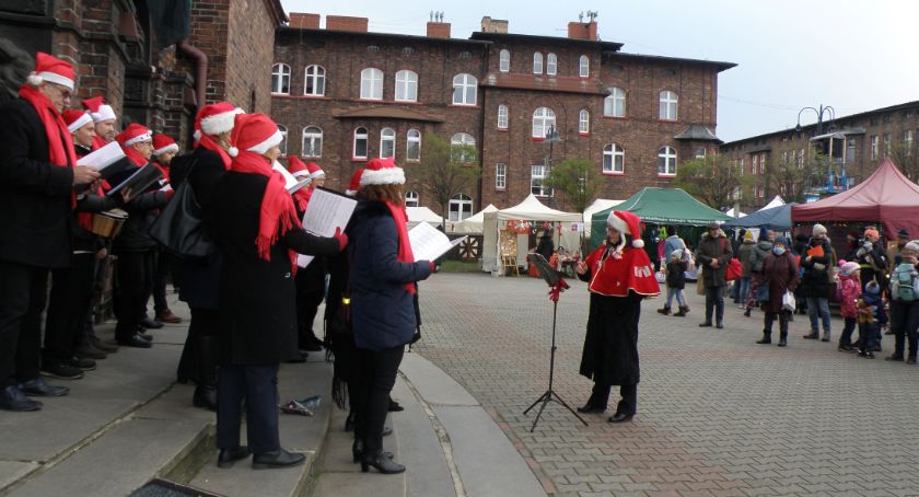 Chór Jubilate Deo zaśpiewał na jarmarku na Nikiszu