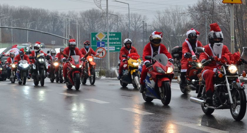 Mikołaje na motocyklach zawieźli prezenty do domów dziecka [zdjęcia]