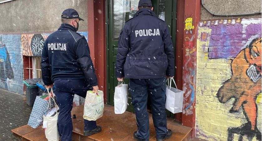 Policjanci z mikołajkową wizytą w domu dziecka