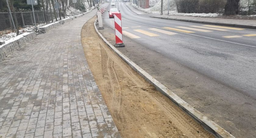 Nowy chodnik powstał wiosną, ale dopiero teraz wymieniają stare krawężniki