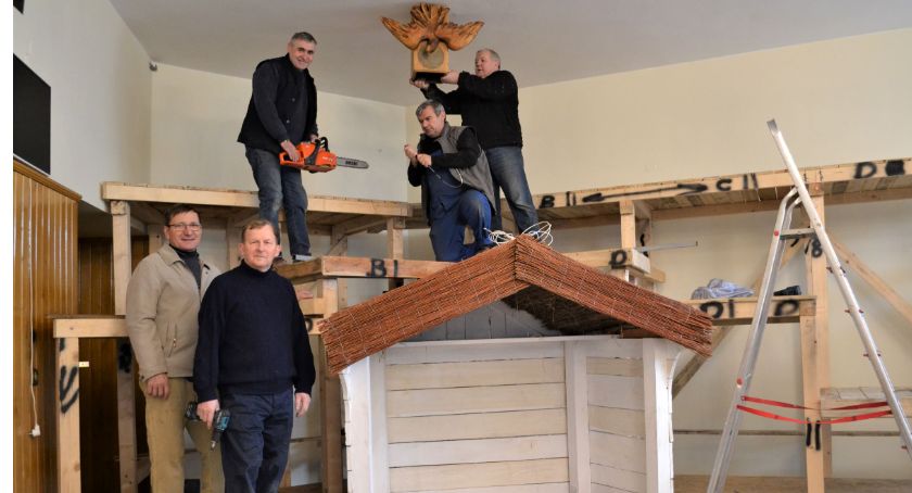 W Kosztowach budują bożonarodzeniową szopkę. Będzie w niej górnicza rodzina i ruchoma kuźnia
