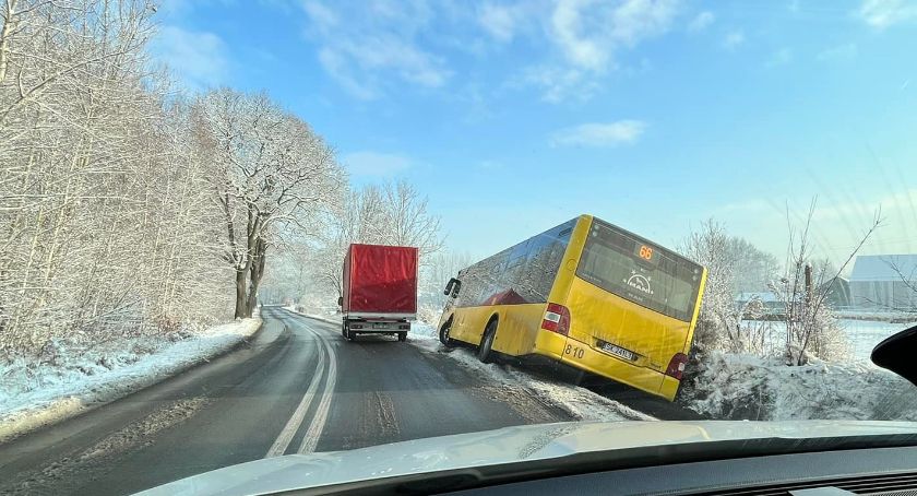 Dziećkowice: autobus w rowie