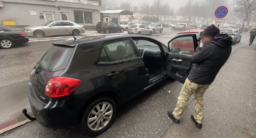 Złodzieje samochodu zatrzymani. Jeden ze sprawców był poszukiwany za przestępstwa narkotykowe