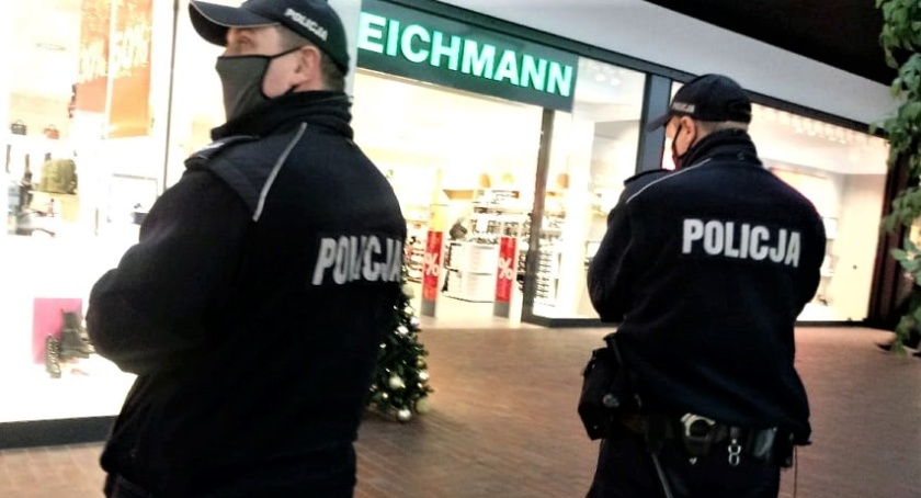 Policjanci w galerii handlowej. Można dostać mandat
