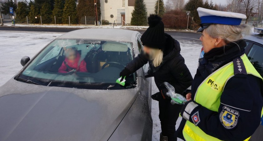 Zamiast mandatów policjanci w Mysłowicach wręczali skrobaczki do szyb