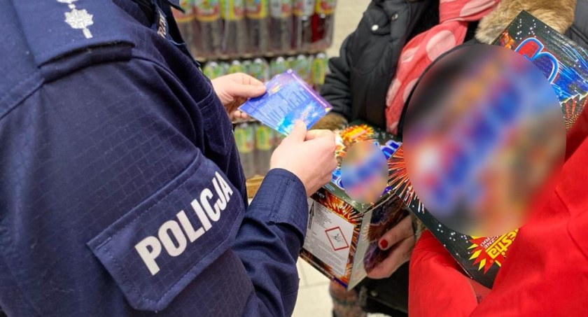 Policjanci kontrolują punkty sprzedaży fajerwerków i przypominają, jak bezpiecznie ich używać