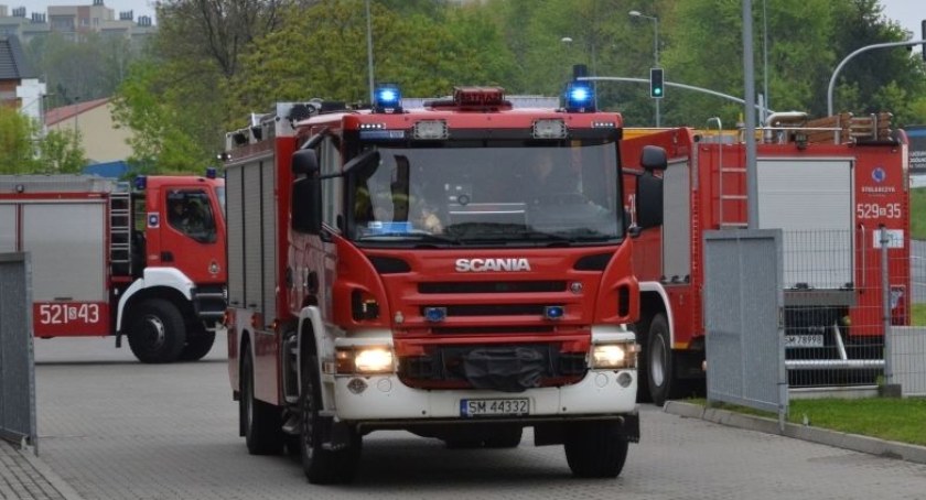 Pożar w warsztacie w Brzezince. Trwa akcja gaśnicza