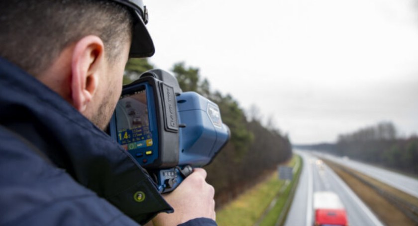 Uwaga kierowcy: policja autostradowa na A4 łapie za jazdę „na zderzak”. Kontrole policji z wiaduktu