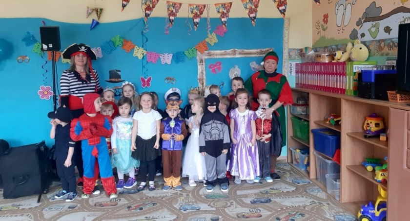 W Przedszkolu nr 17 w Krasowach odbył się bal karnawałowy z wodzirejem