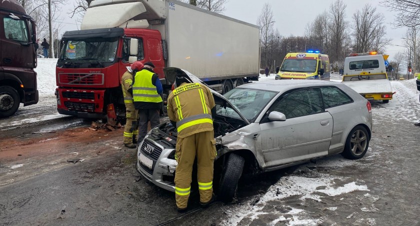 Na ul. Katowickiej ciężarówka zderzyła się z audi