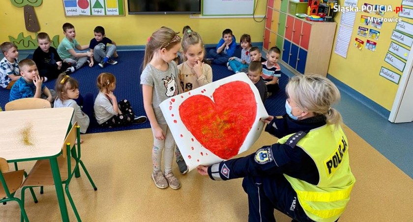 Policjanci z Mysłowic rozdali seniorom serduszka zrobione przez przedszkolaków