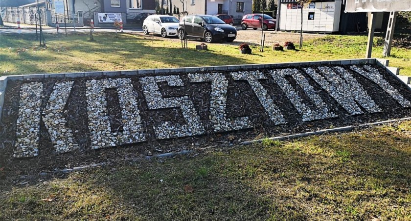 Odrębność zapisana w napisach