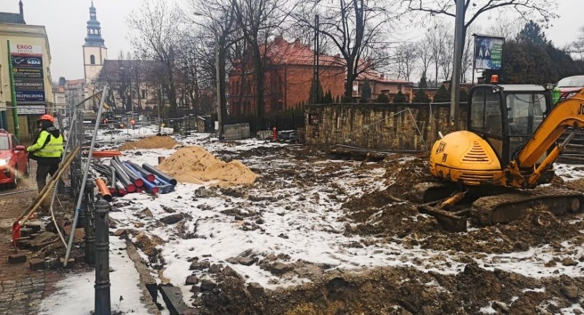 Dwumiesięczny poślizg w przebudowie torowiska tramwajowego