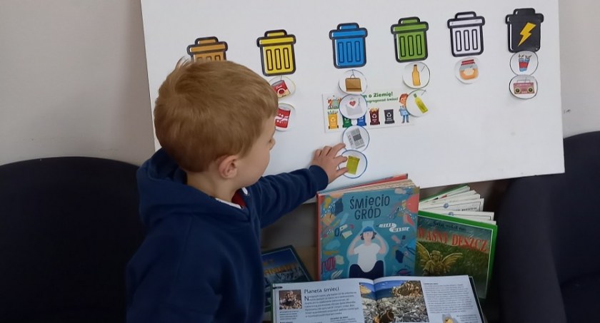 Na zajęciach w bibliotece uczyli się, jak segregować odpady