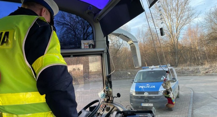 Rozpoczęły się ferie. Policjanci kontrolują autobusy