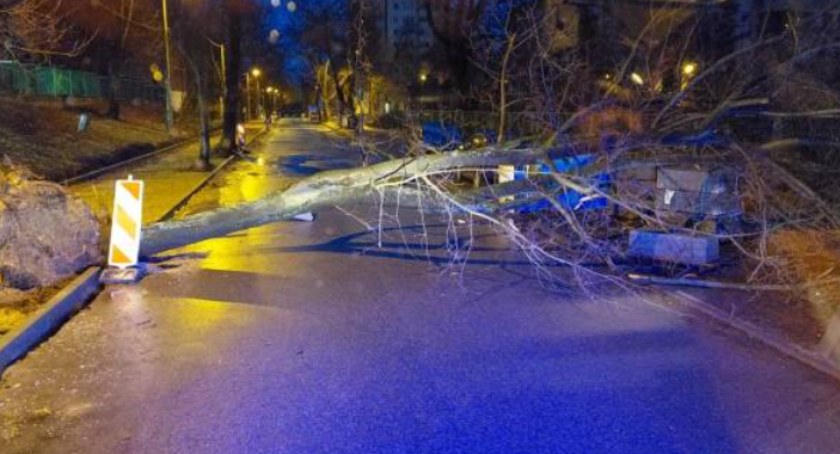 Trąby powietrzne i wędrujące burze. IMGW ostrzega!