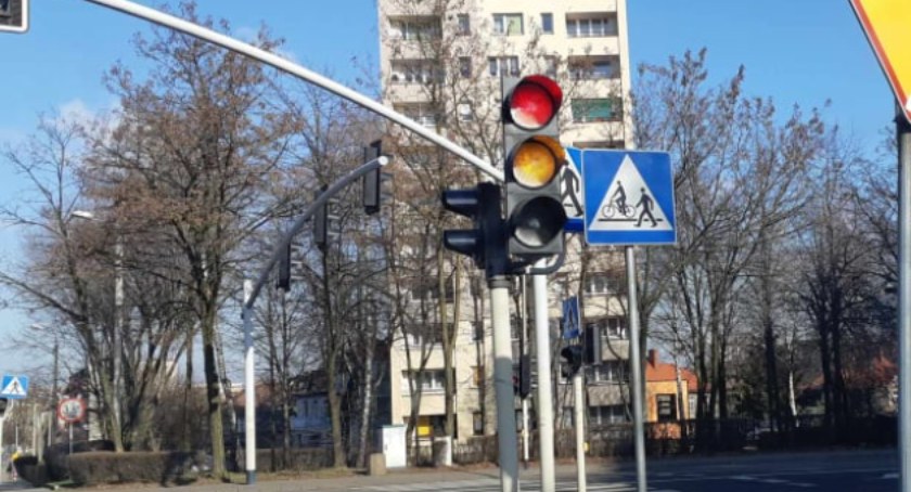 Robią porządki z podwójnymi znakami drogowymi