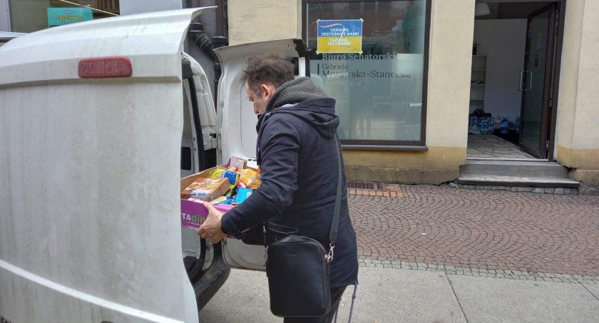 Wyjazdy na granicę, zbiórka i doraźna pomóc osobom uchodźczym w biurze senatorskim