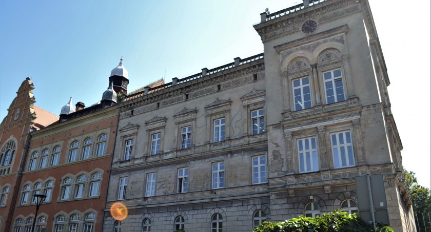 Horrendalny deficyt, kosmiczne zadłużenie. Miasto stąpa po kruchym lodzie