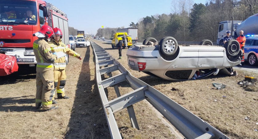 Dachowanie i pożar na autostradzie A4