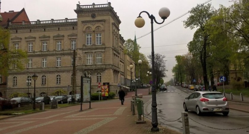 Przybywa nam urzędników