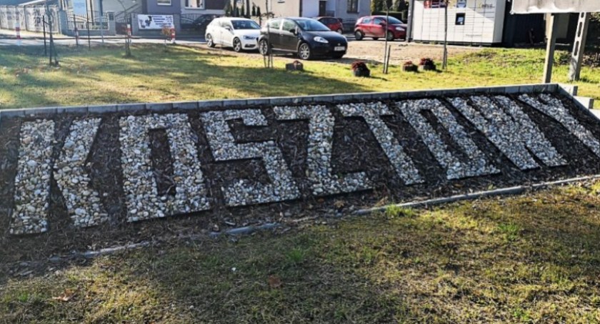 Ktoś ukradł rośliny ze skweru w Kosztowach